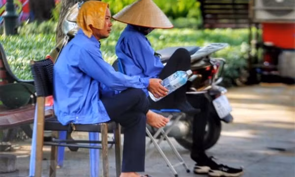Nhiều khu vực trên cả nước có nắng nóng gay gắt, chiều tối mưa dông