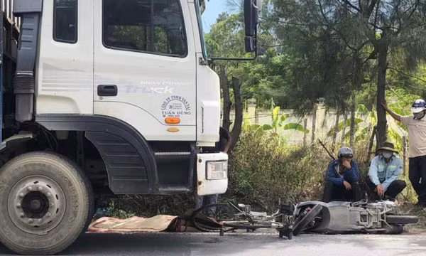 Xe tải chở dăm gỗ tông xe đạp ở Quảng Ngãi, 1 người tử vong