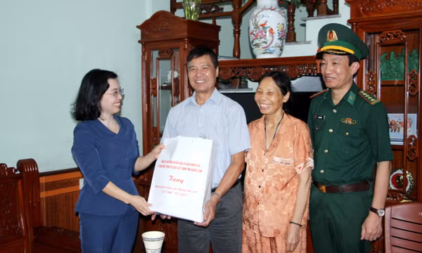 Quan tâm chăm lo cho người có công và gia đình cách mạng
