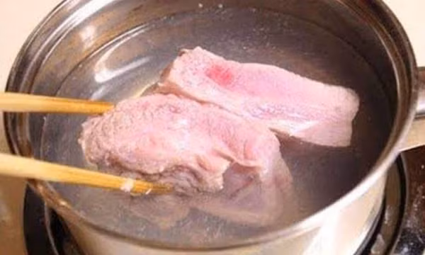 Có nên chần thịt qua nước sôi?