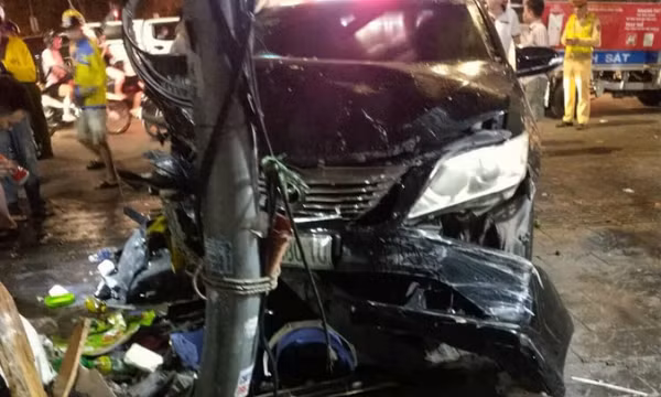 Ô tô lao lên vỉa hè làm 3 người bị thương ở Hà Nội