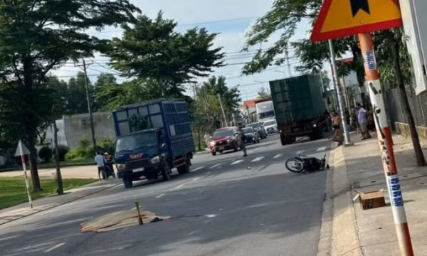Người đàn ông đi xe máy bị kéo lê, tử vong sau va chạm xe container