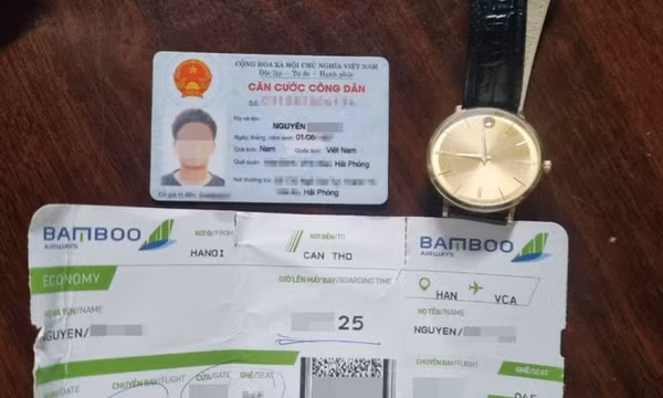 Camera an ninh phát hiện khách đi máy bay trộm đồng hồ trong khay hành lý