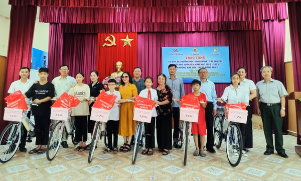 Trao tặng xe đạp và thưởng cho học sinh khuyết tật, mồ côi vượt khó tại TX Đông Triều