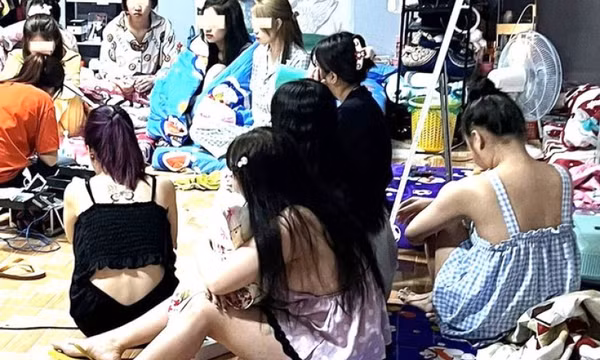 Kiểm tra quán karaoke, phát hiện nhiều giấy vay nợ giữa nữ nhân viên và chủ quán