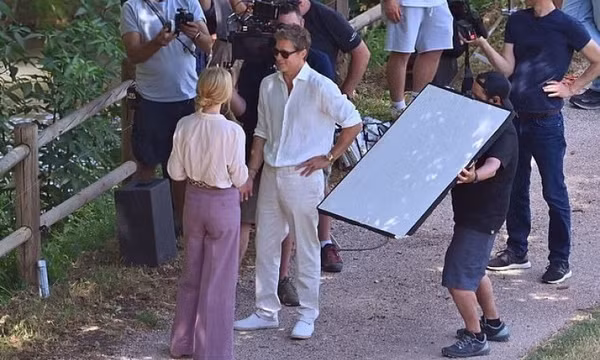 Brad Pitt gây sốt với ngoại hình như trẻ lại 20 tuổi