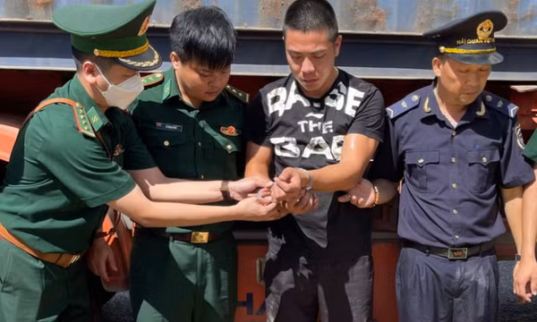 Xe đầu kéo rơ móoc vận chuyển pháo lậu cùng hơn 2 tấn gỗ trắc qua biên giới