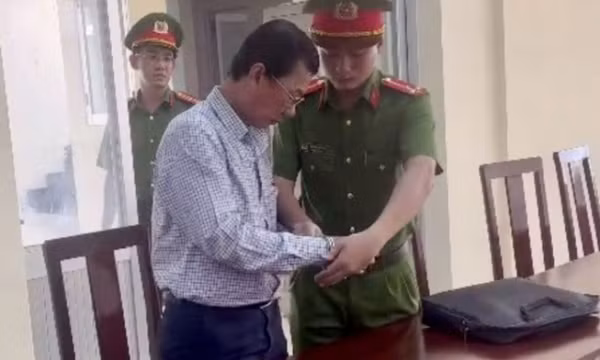 Bắt tạm giam bác sĩ giả chữ ký lãnh đạo làm giấy khám sức khỏe