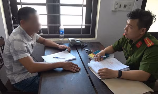 Cho cô gái đi nhờ xe rồi giở trò đồi bại