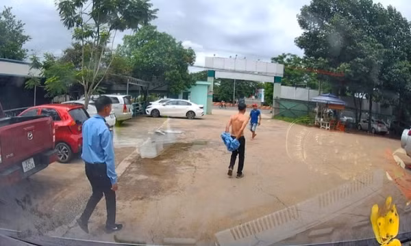 Cho thôi việc 3 bảo vệ ngăn xe cứu thương đón bệnh nhân hấp hối
