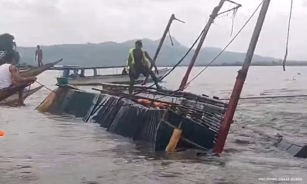 Lật thuyền ở Philipines, ít nhất 23 người chết