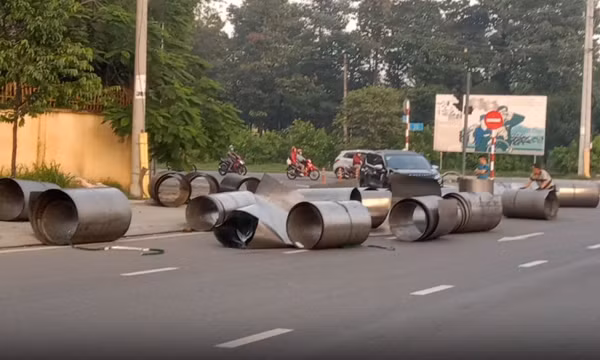 Hàng chục cuộn tôn từ xe tải đầu kéo lăn xuống đường ở Bình Dương