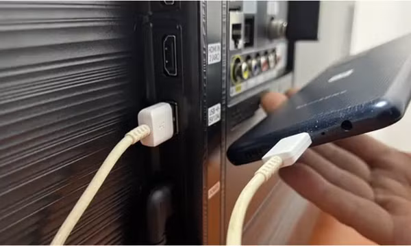 Sạc điện thoại ở tivi trong khách sạn nguy hiểm thế nào?