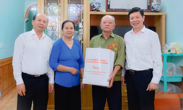 Trưởng ban Nội chính Tỉnh ủy thăm, tặng quà người có công tiêu biểu huyện Ba Chẽ