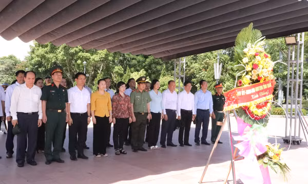 Đoàn đại biểu tỉnh Quảng Ninh viếng các nghĩa trang liệt sĩ tại Quảng Trị