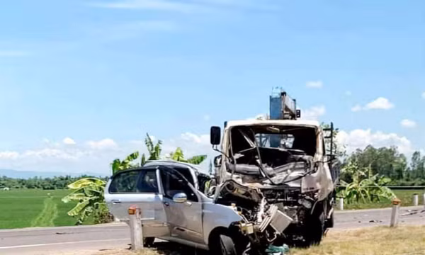 Ô tô biến dạng sau cú lao vào đầu xe tải, tài xế tử vong trên ghế lái