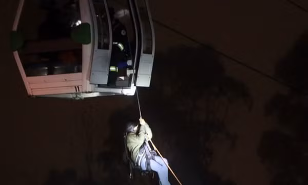 Ecuador: Cáp treo gặp sự cố, hàng chục người mắc kẹt trong 10 giờ