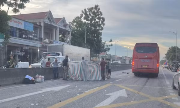 Hai người đi xe máy tử vong sau va chạm với ô tô ở Thanh Hóa