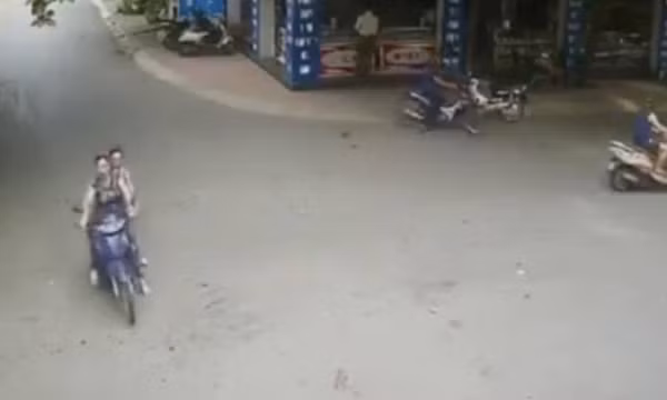 Tập đi xe máy, người phụ nữ lao vào cổng trường học tử vong