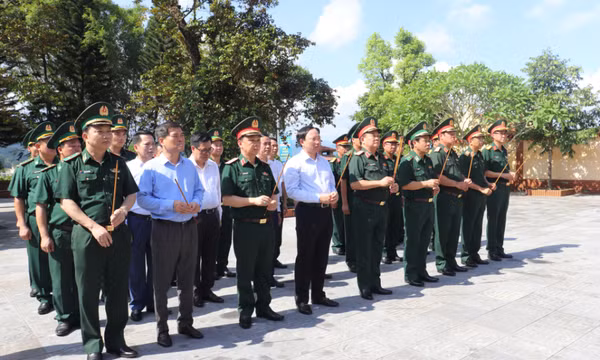 Thứ trưởng Bộ Quốc phòng thăm, tặng quà nhân ngày 27/7 tại Quảng Ninh