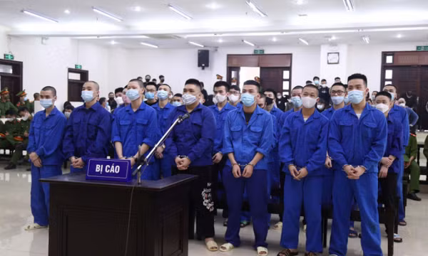 Chửi nhau trên facebook, 27 thanh niên truy sát trên phố
