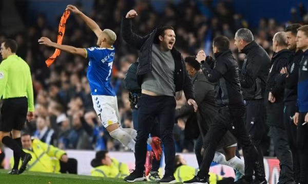 Frank Lampard gãy tay trong chiến thắng của Everton