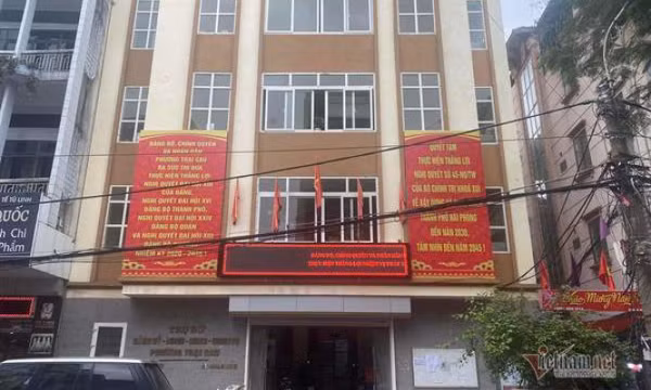 Đòi 1,5 triệu mới cho F0 đi viện: Trạm trưởng y tế mang tiền xuống trả dân