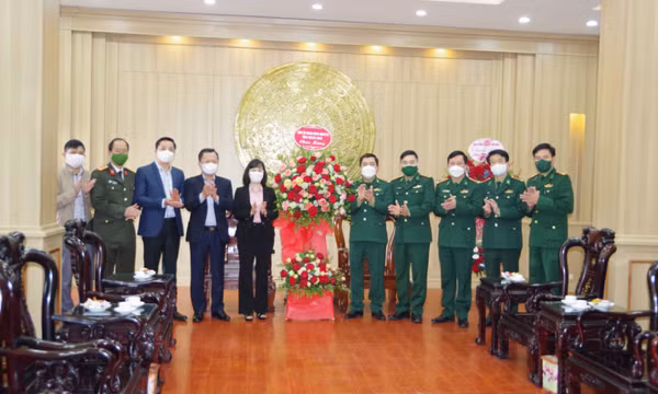 Đồng chí Trịnh Thị Minh Thanh chúc mừng Bộ đội Biên phòng tỉnh
