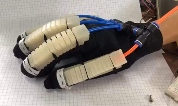 Sinh viên làm găng tay robot hỗ trợ người đột quỵ