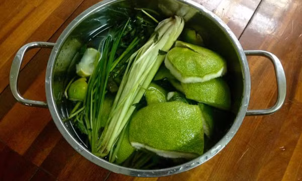 Hai trẻ nhiễm COVID-19 bị bỏng nặng do xông lá