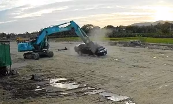 Lái xe cuốc đập nát hai ôtô trên công trường