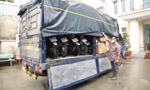 Dùng ô tô chở 5 xe máy gian đi tiêu thụ thì bị bắt