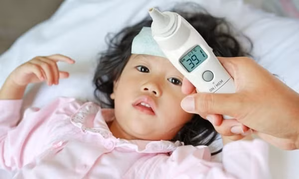 Trẻ nhiễm Omicron sốt co giật xử trí thế nào