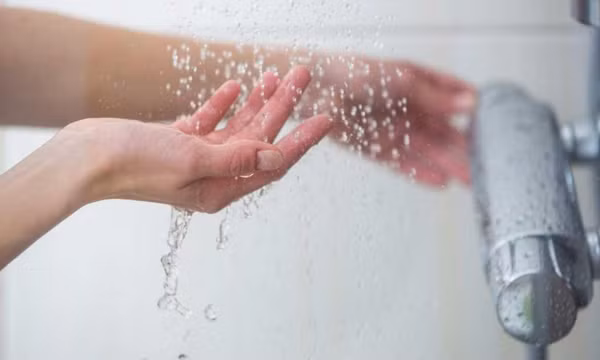 Trẻ mắc COVID-19 có cần kiêng tắm?