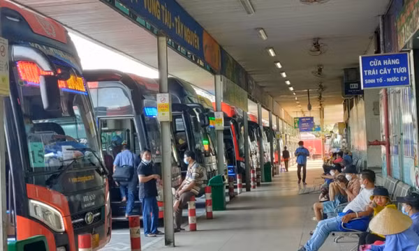 Xe khách hoạt động cầm chừng chờ tăng giá vé?
