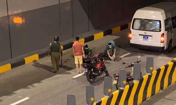 Đâm xe vào lan can đường dẫn, người đàn ông rơi xuống hầm chui tử vong