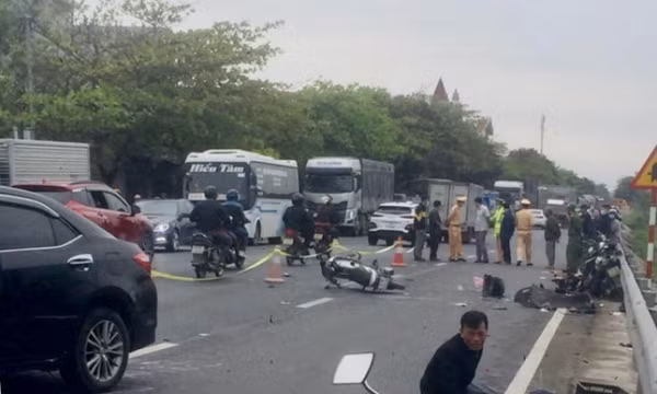 Xe ô tô đâm 3 xe máy, 2 người thương vong