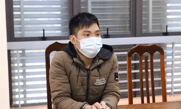 Vận động đối tượng truy nã xuất cảnh trái phép ra đầu thú