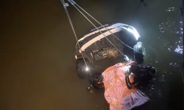Ô tô rơi xuống sông trong đêm tại Quảng Trị, tìm thấy 1 thi thể trong xe