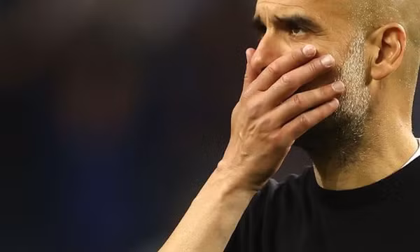 Đua vô địch căng thẳng, Man City bất ngờ toang hàng thủ