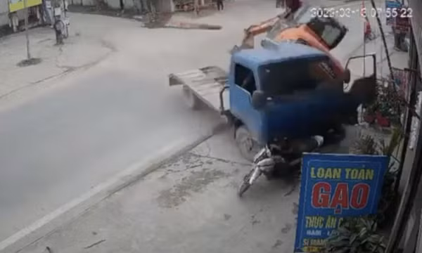 Xe tải chở máy xúc lao thẳng vào nhà dân, đè chết người đứng bên đường