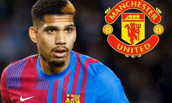 Barca bất lực, M.U đón tin vui từ trung vệ đẳng cấp