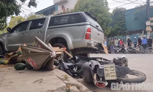 Xe biển xanh tông 2 người tử vong ở Thanh Hoá khi chở lãnh đạo đi công tác