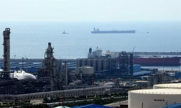 Tàu của UAE chìm ngoài khơi Iran, 30 thủy thủ nhảy khỏi tàu