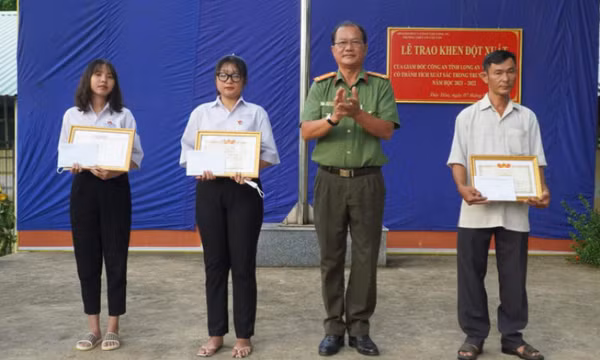 Hai nữ sinh bắt cướp được khen thưởng