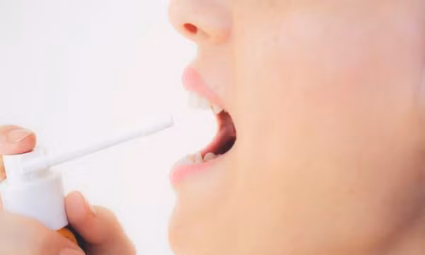 Làm gì với chứng đau họng khi bị COVID-19?
