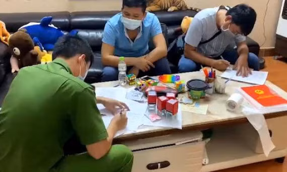 Phá đường dây mua bán bằng đại học rởm, phát hiện con dấu giả của công an phường, sở y tế