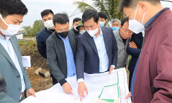 Chủ tịch UBND tỉnh Nguyễn Tường Văn kiểm tra công tác đầu tư Bến cảng tổng hợp Vạn Ninh