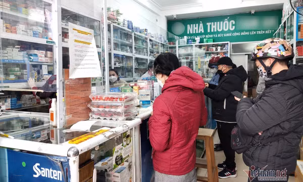 Trẻ mắc Covid-19 bị thủng dạ dày, cảnh báo thói quen mua thuốc của phụ huynh
