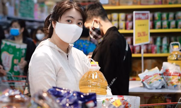 Mì ăn liền, sữa, dầu ăn đồng loạt tăng giá